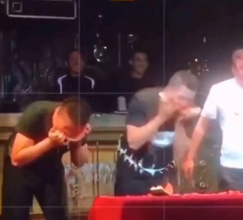 搞笑视频吃瓜大赛,笑点满满，快来一睹为快！