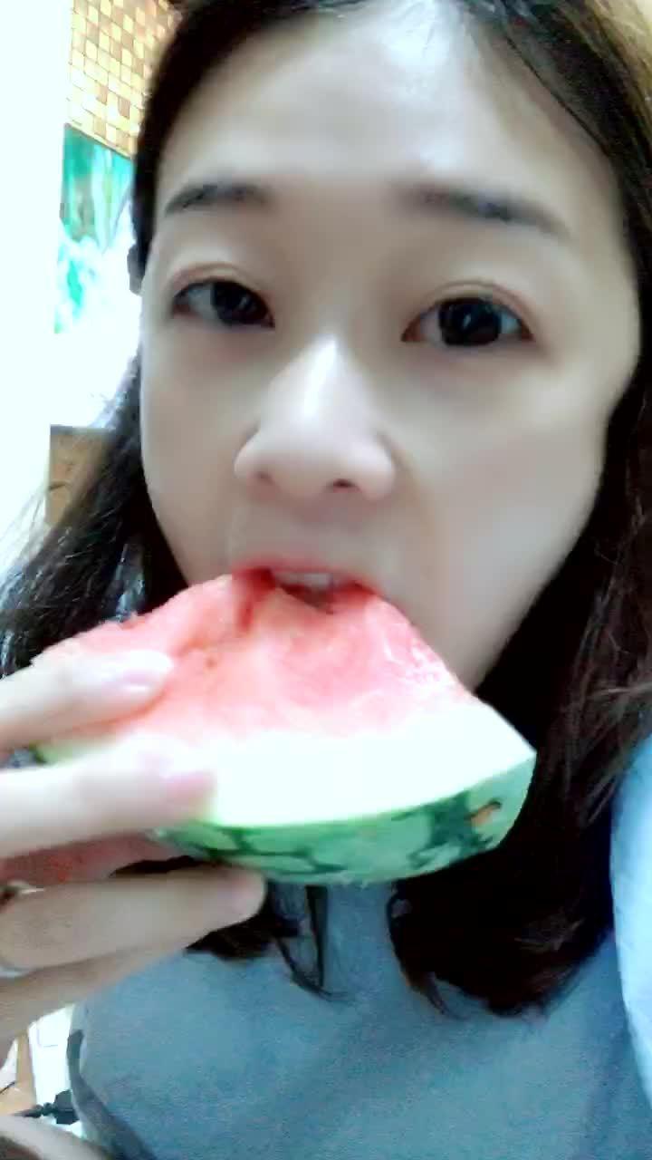 小姐姐吃大瓜视频,笑料百出！