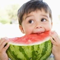 好看头像小孩吃瓜视频图片,小萌娃吃瓜视频萌化人心