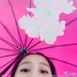 吃瓜也不忘拍个视频,记录生活点滴乐趣